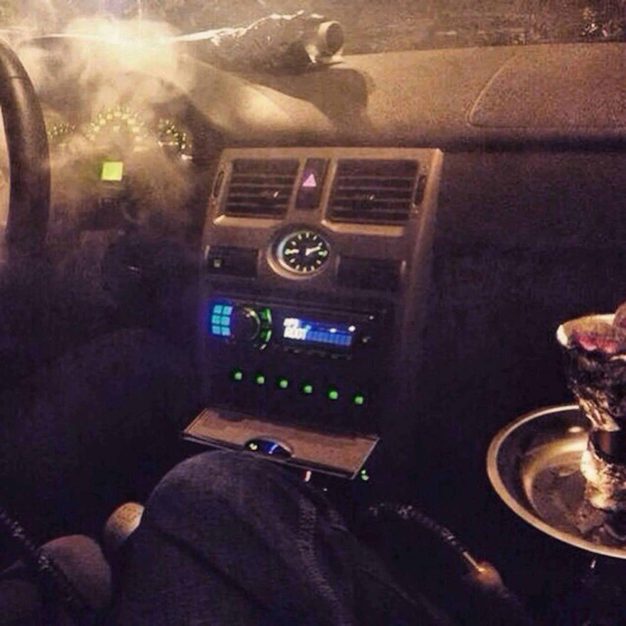 Стаканчик кофе в машине. Кофе на панели в машине ночью. Стаканчик кофе в машине. Кофе в темноте. Ночной кофе.