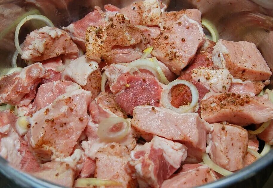 Мясо для шашлыка. Маринад для шашлыка из свинины. Маринад для свинины. Мясо в маринаде для шашлыка.