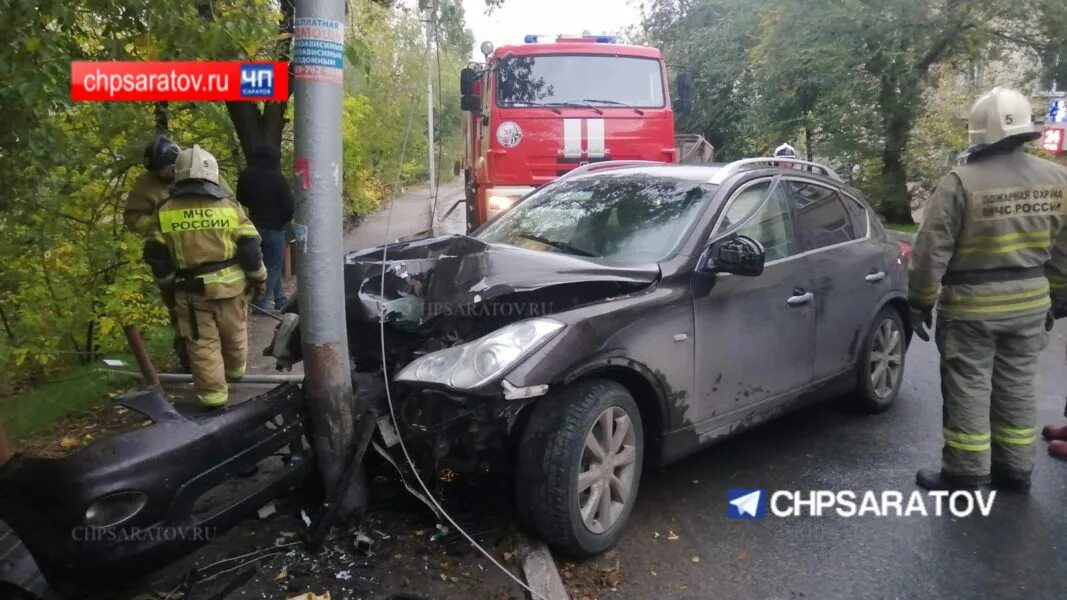 13 октября 15 года. В Ленинском районе водитель кроссовера протаранил столб. Авария 13 октября 2022 ул Попова. ДТП Саратов за август 2022.