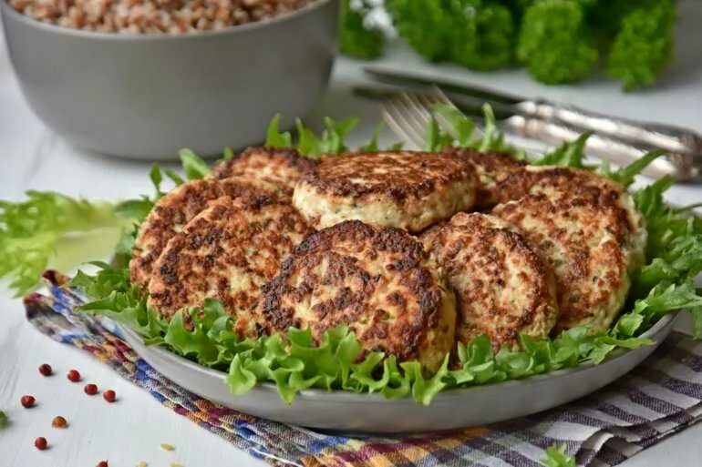 Что добавить в котлеты для пышности. Гарнир к куриным котлетам. пышные куриные котлеты. куриные котлетки гарнир. пышные котлеты из фарша.