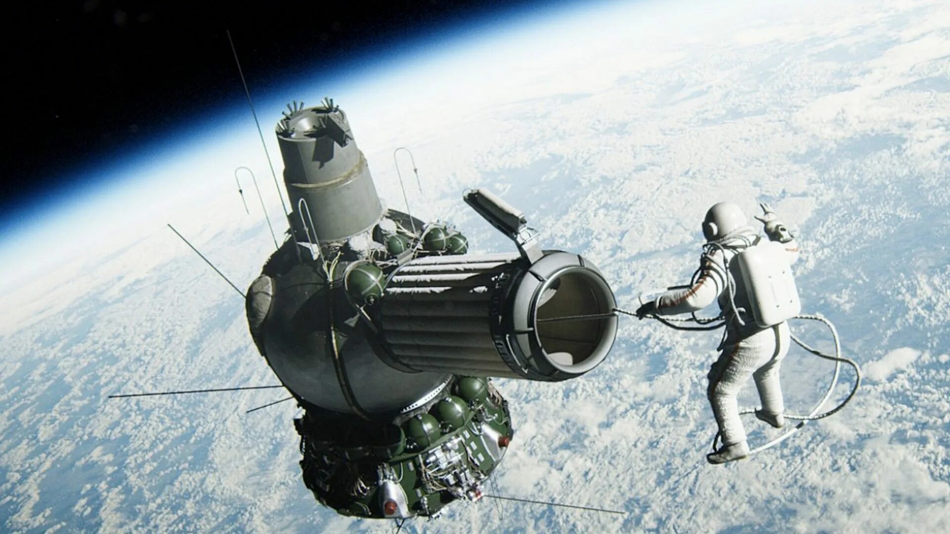 Первый выход на орбиту. Леонов выход в открытый космос.