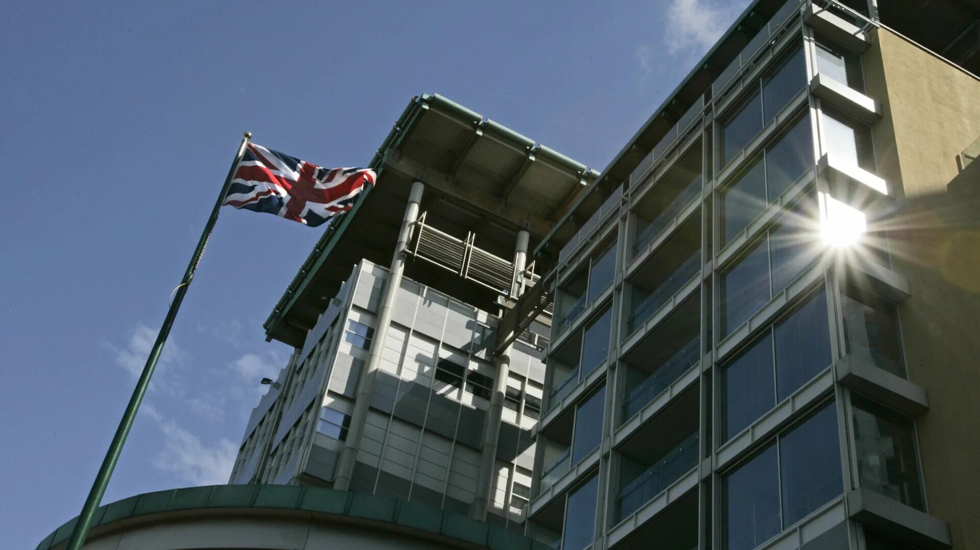 Посольство Великобритании в Москве. Здание посольства Великобритании в Москве. Консульство Великобритании в Москве здание. Посольство Великобритании в Вашингтоне.