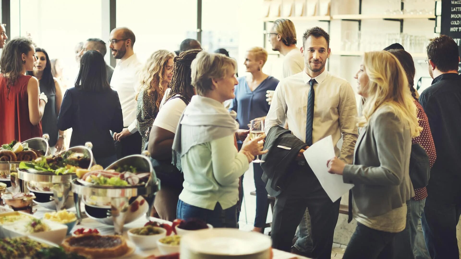 Зрители аплодируют. Концерт фото. Нетворкинг вечеринка. Люди на мероприятии. Event people are at.