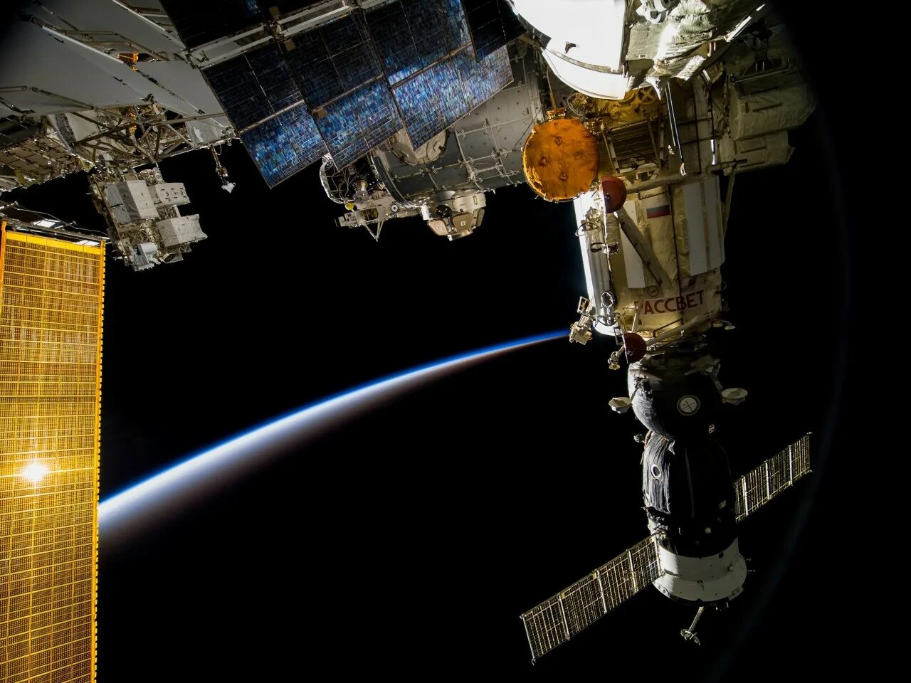 Мой мкс приложение для андроид. Орбита мкс схема. Kerbal space program орбитальная станция. Земля из космоса прямая трансляция со спутника. Станция мир 2 в ksp.