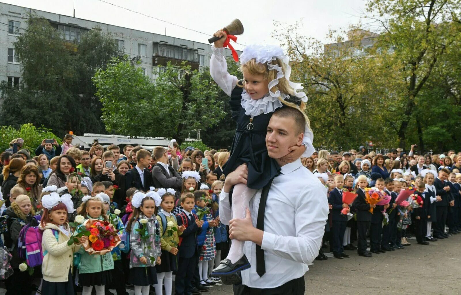 1 звонок 2023. Школьная линейка. Линейка в школе. Школьники на линейке. Первоклассники на линейке.