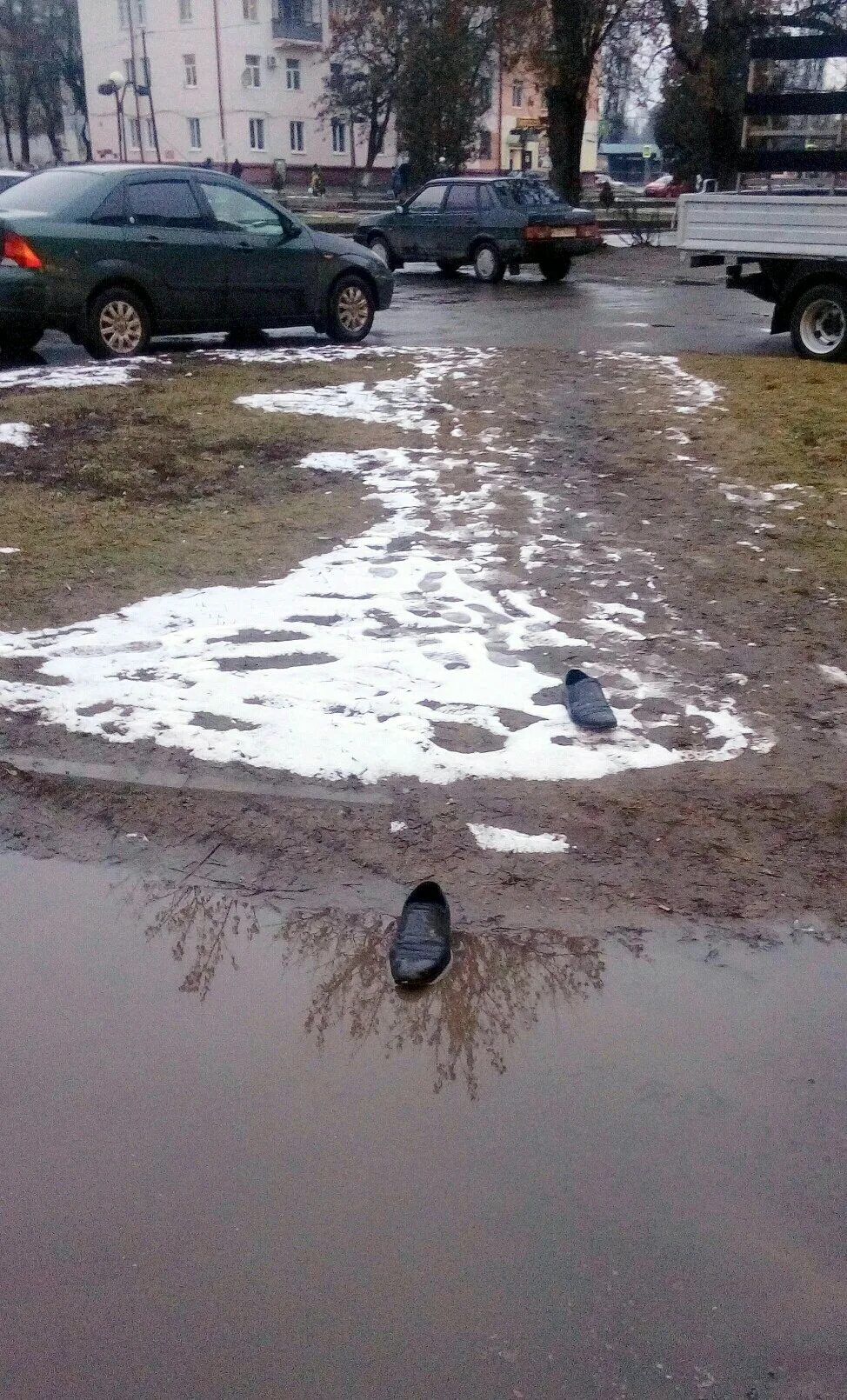 Лужа перед домом. Слякоть в питере. Лужи возле подъезда. Лужа на дороге. Вокруг луж.