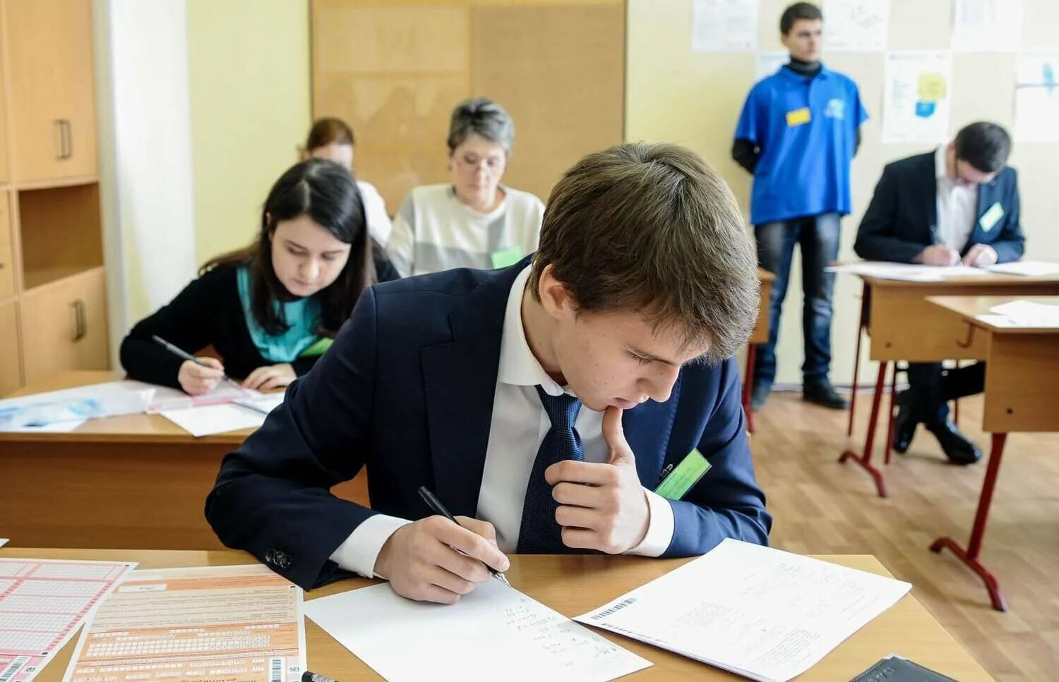 Сдам экзамен екатеринбург. ЕГЭ. Экзамены в школе. Ученики на ЕГЭ. Школьники на ЕГЭ.