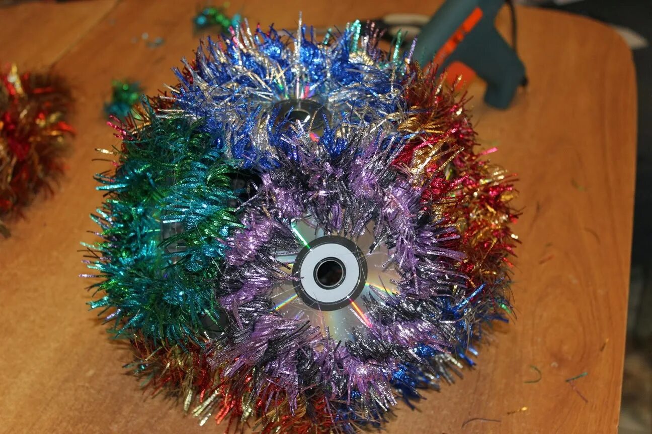 Объемная игрушка на елку. Как сделать уличную елку своими руками. Как сделать уличную елку своими руками. Елкаиз пластиковых бутыдок. Как сделать уличную елку своими руками.