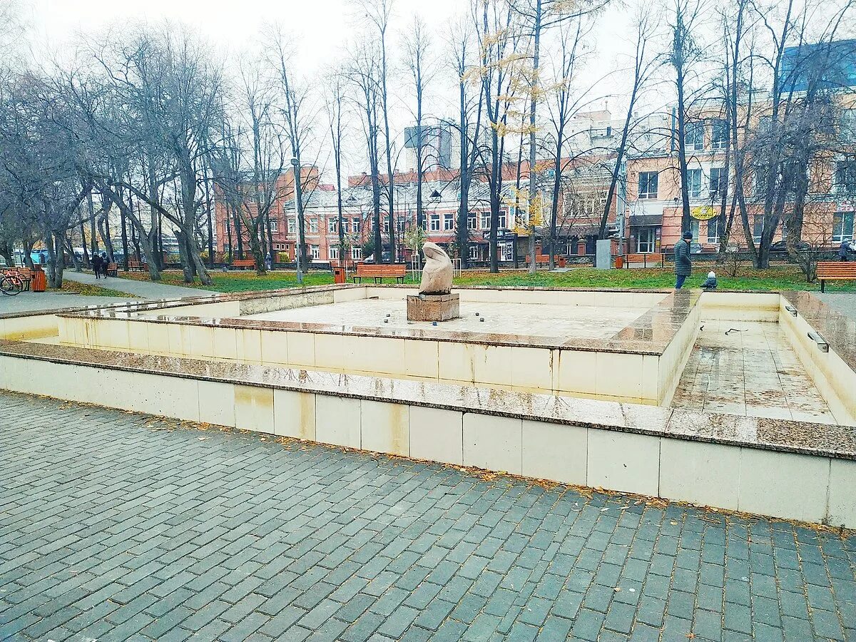 Сквер уральских. Сквер уральских добровольцев пермь. фонтан в сквере уральских добровольцев пермь. остановка сквер уральских добровольцев пермь. сквер уральских добровольцев пермь столкновение.
