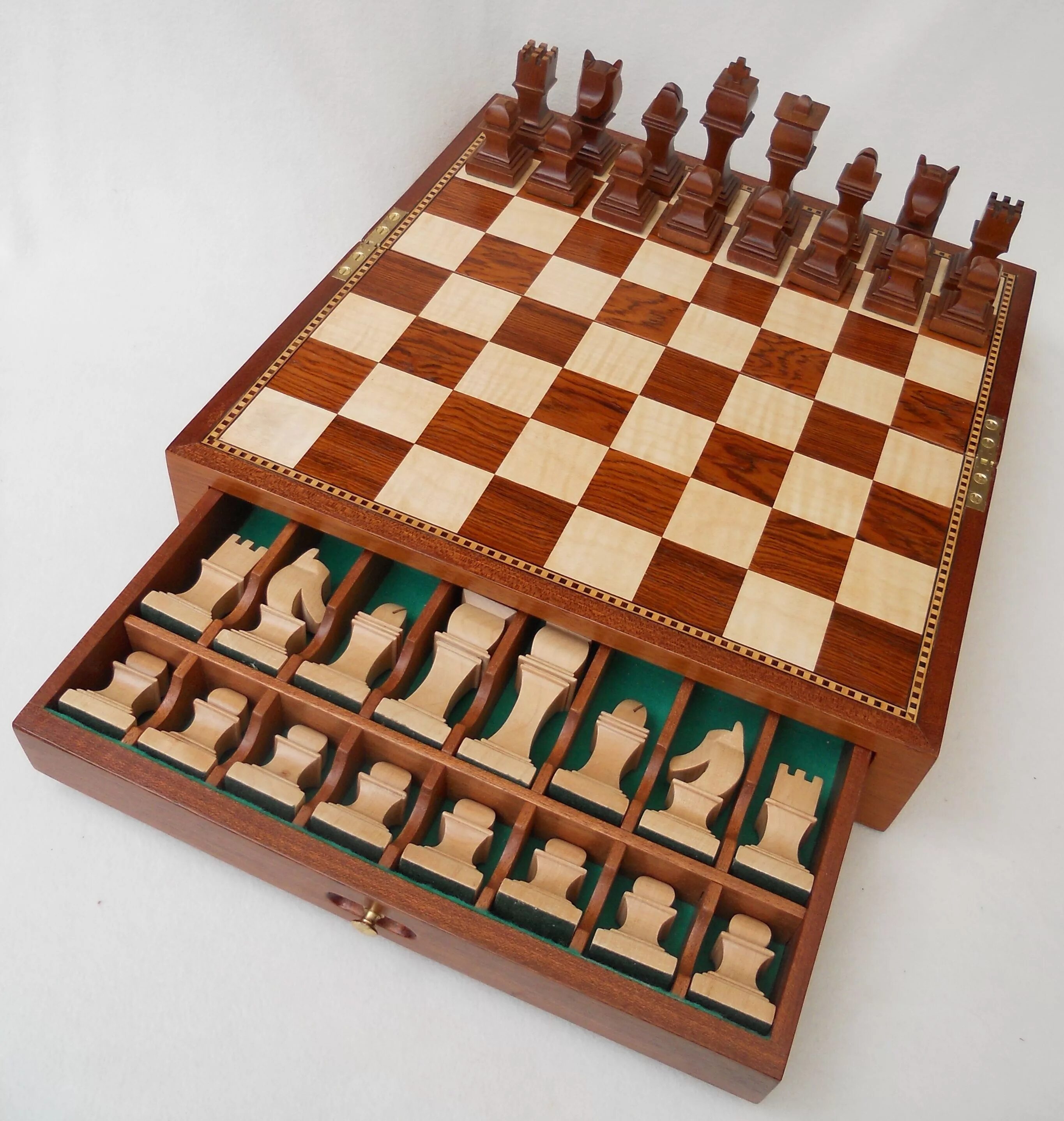 Создание шахматной доски. Шахматная доска. Шахматная доска из дерева. Шахматная дама из дерева. Шахматы из фанеры.