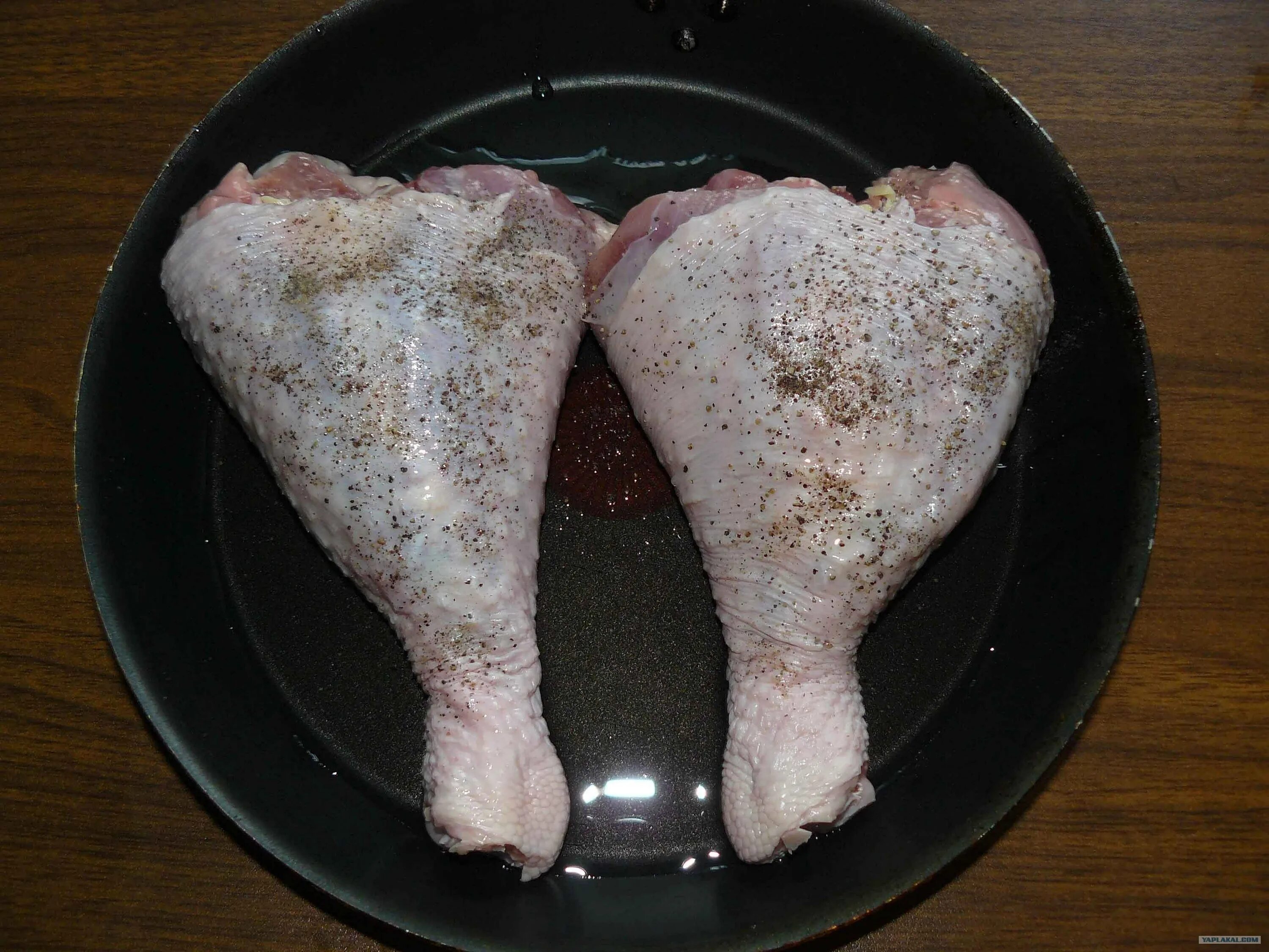 Голень индейки запеченная в духовке. Голень жареная. Голень индейки жарить. Стейк голени индейки. Ножка индейки в ресторане.