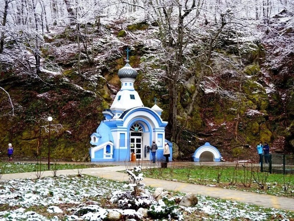 Горячий ключ краснодарский лечение. Курортный парк горячий ключ. Парк горячий ключ Краснодарский край. Дантово ущелье горячий ключ зимой. Дантово ущелье горячий ключ Краснодарский край.