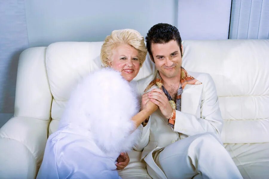 Женщины которые любят молодых. Женщины которые любят молодых. Богатая пожилая дама. Женщины которые любят молодых. 31-летний кайл джонс и 91-летняя марджори маккул.