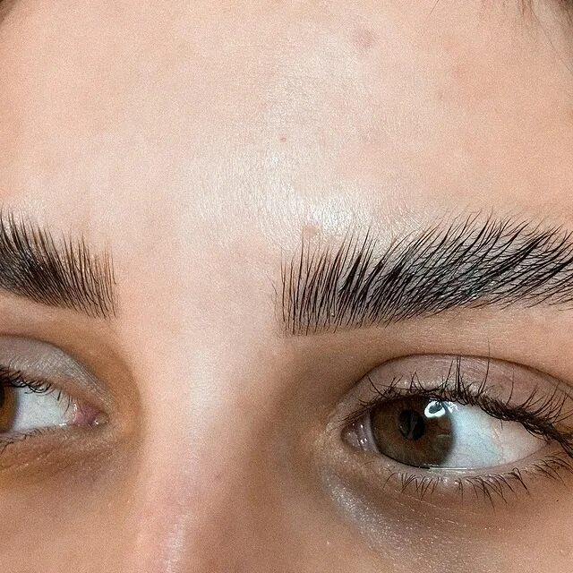 Ламинирование бровей красноярск. Ламинирование бровей без коррекции. Ламинирование бровей эстетика. Ламинирование бровей красноярск. Ламинированная бровей.