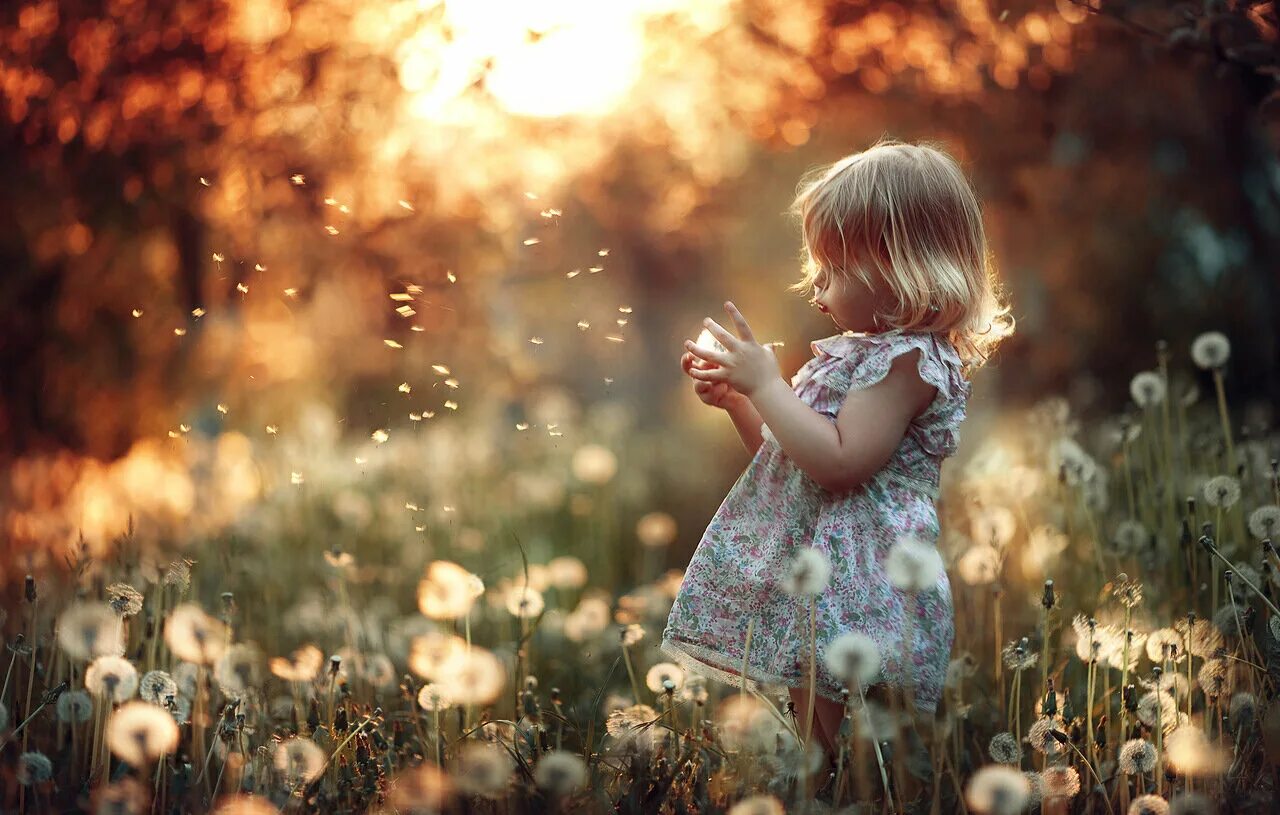 В детстве многие мечтали. Девочка с одуванчиком. Маленькие радости жизни.
