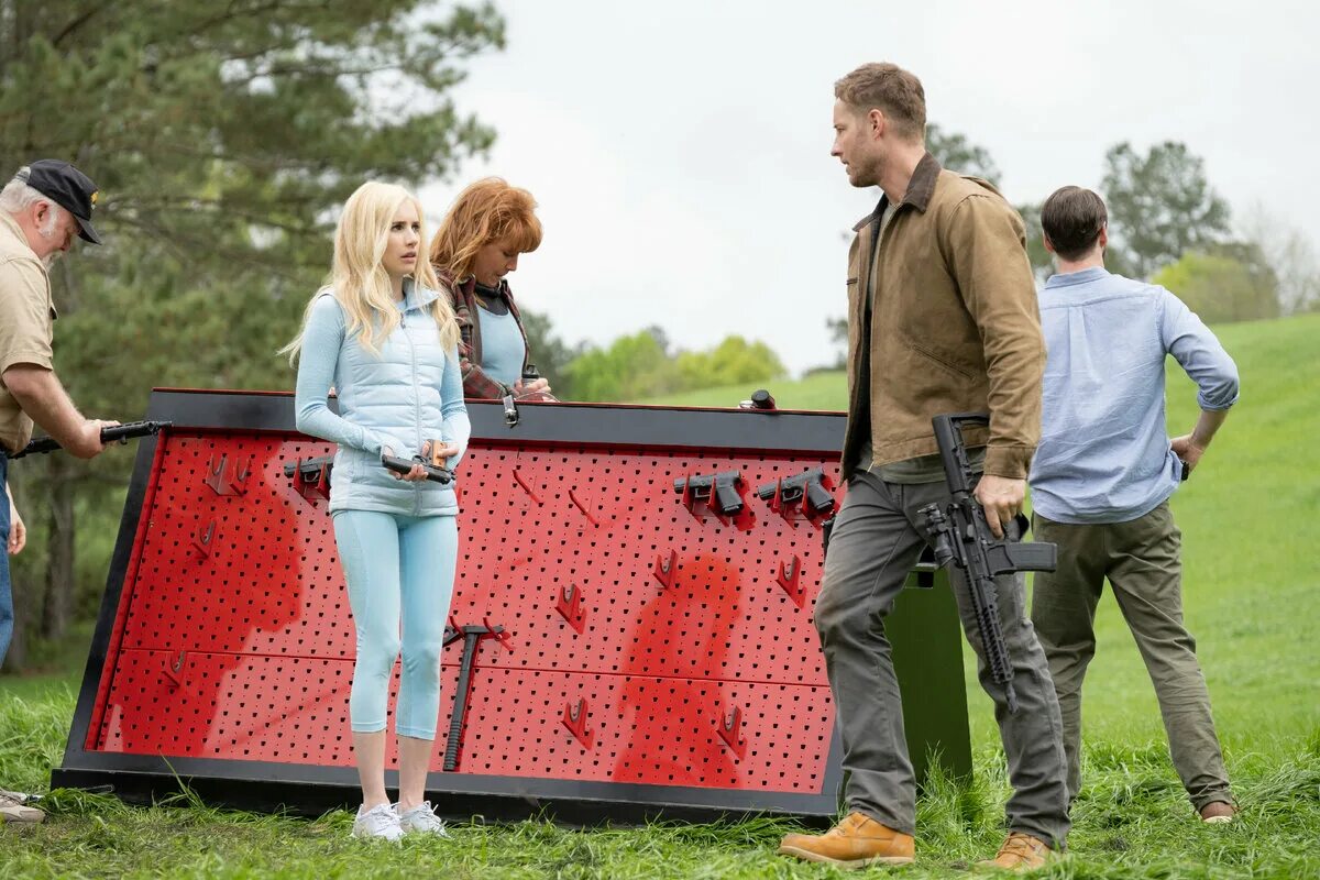 Куда идти по сюжету. Эми адамс фильм с чемоданом. Куда идти по сюжету. Бетти гилпин охота 2020. Романтические комедии.