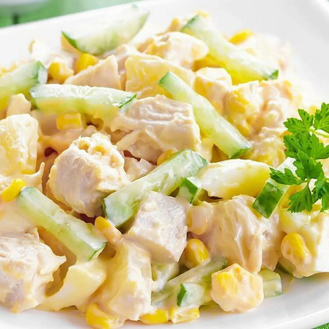 Как называется салат с курицей и ананасами. Салат с копчёной курицей и ананасами и кукурузой. салат курица ананас кукуруза. салат с ананасом и курицей. салат с курицей и анасама.
