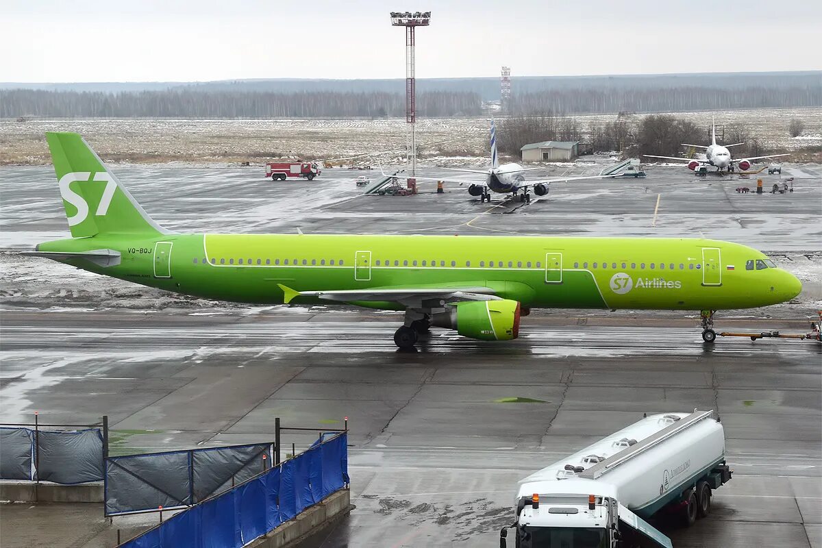 S7 москва домодедово. Аэропорт Домодедово s7 Airlines. A321 s7 Airlines Домодедово. Аэропорт Домодедово s7. S7 Airlines Домодедово Симферополь.