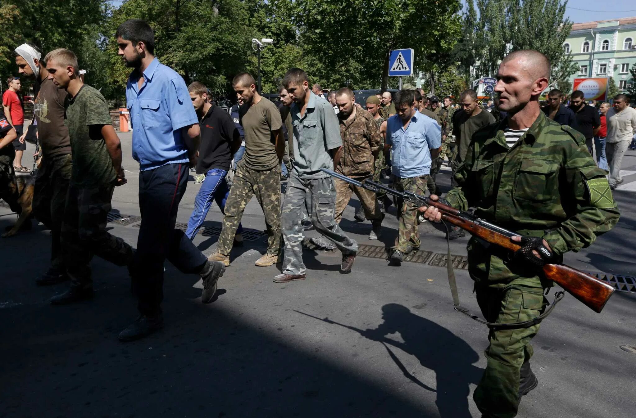 Укропы в плену. Парад пленных в Донецке 2015. Парад военнопленных в Донецке. Пленные ВСУ на параде в Донецке.