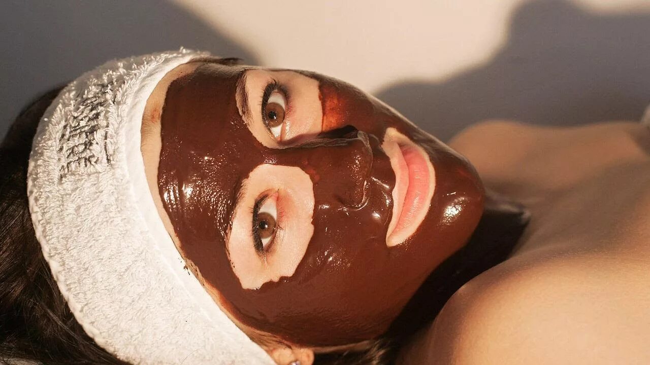Маска шоколад. Шоколадная маска для тела. Маска из шоколада для лица. Шоколад в косметологии.