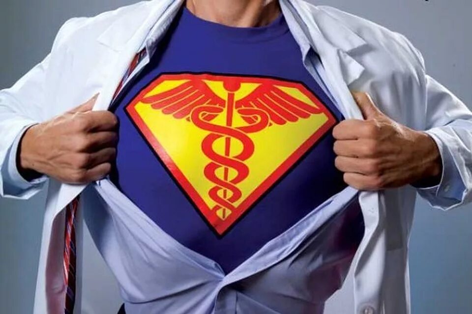 врач с хирургической пилой. доктор супер медицинская. супер врач. врач супергерой. платье медицинское доктор супер.