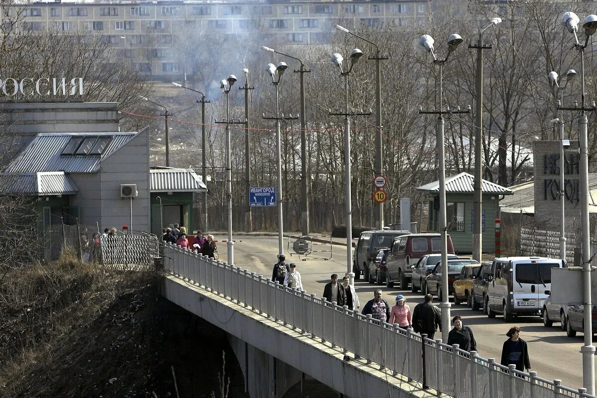 Контрольно пропускной пункт ивангород. Российско-эстонская граница. Погранпост нарва. Кпп ивангород нарва. Российско эстонская граница нарва.