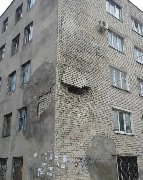 Ставрополь улица Бруснева 6 общежитие. Бруснева 6 Ставрополь. Обвалилась стена в Ставрополе. Отвалился кусок стены. Стены общежития