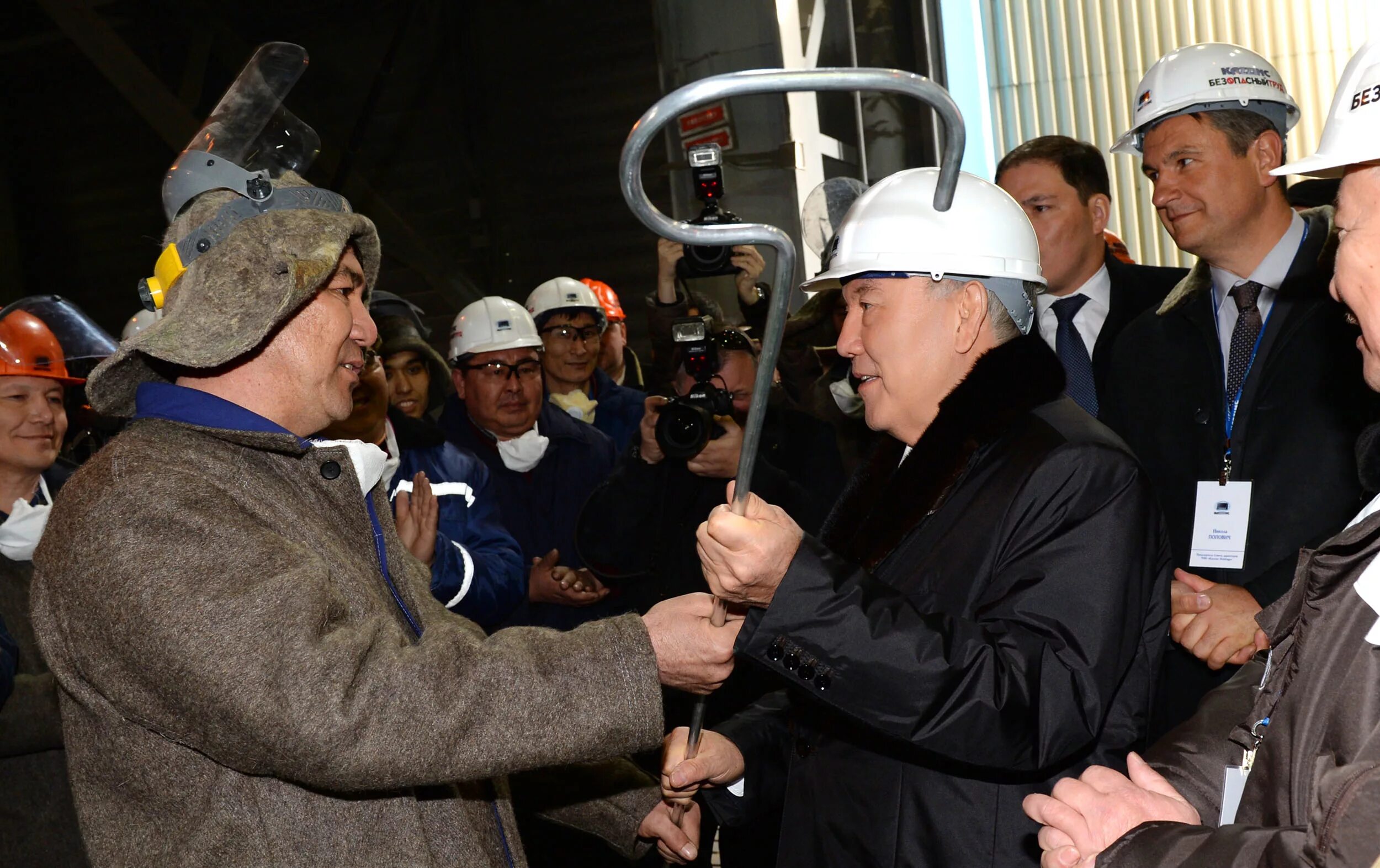 Назарбаев и народ. Работа в нурсултане. Нурсултан назарбаев на заводе. Нурсултан назарбаев усть каменогорске. Работа в нурсултане.