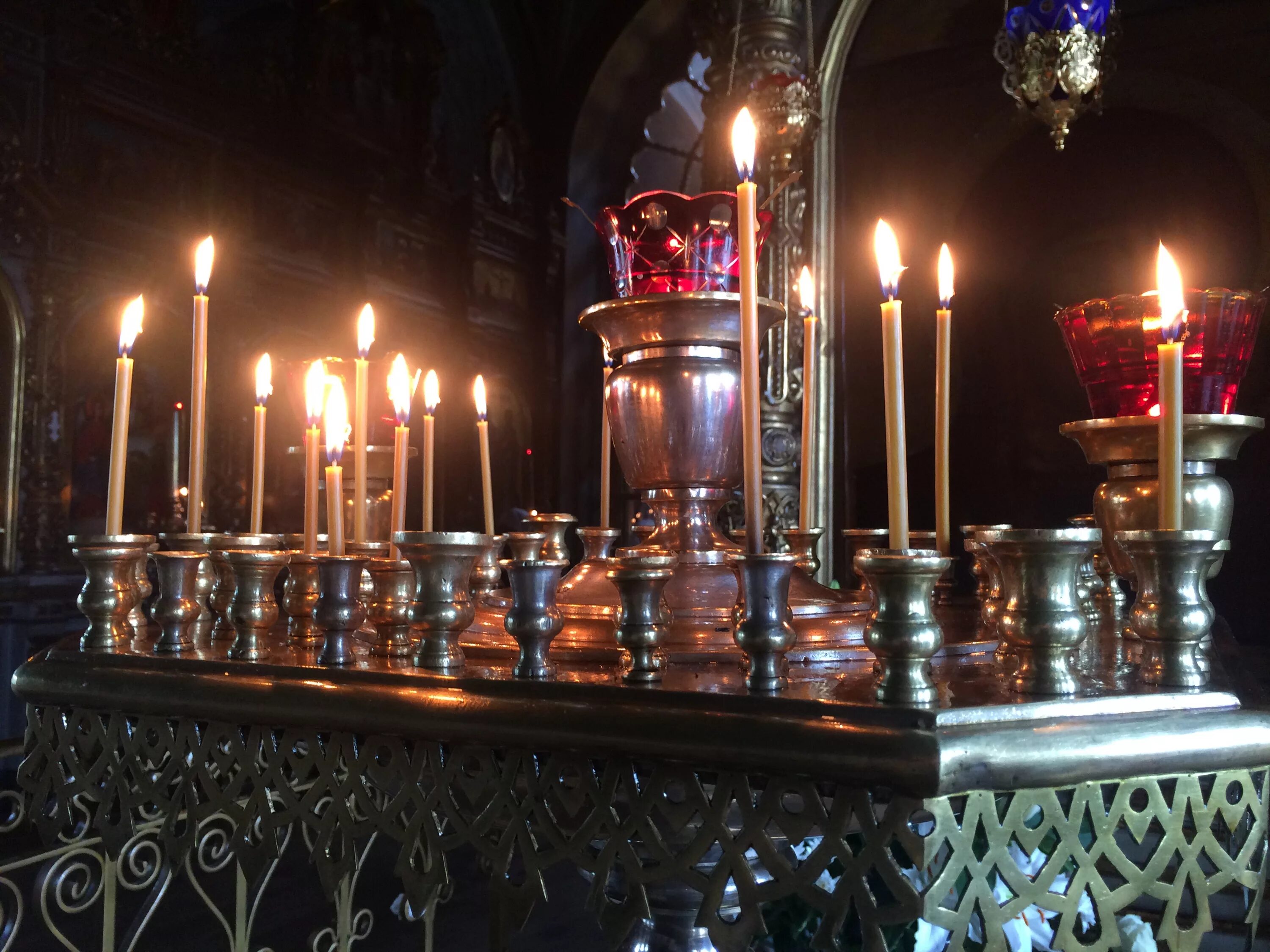 свечи в храме зачем. церковные свечи в храме. свечи в храме зачем. свечи в храме зачем. свеча у иконы в храме.