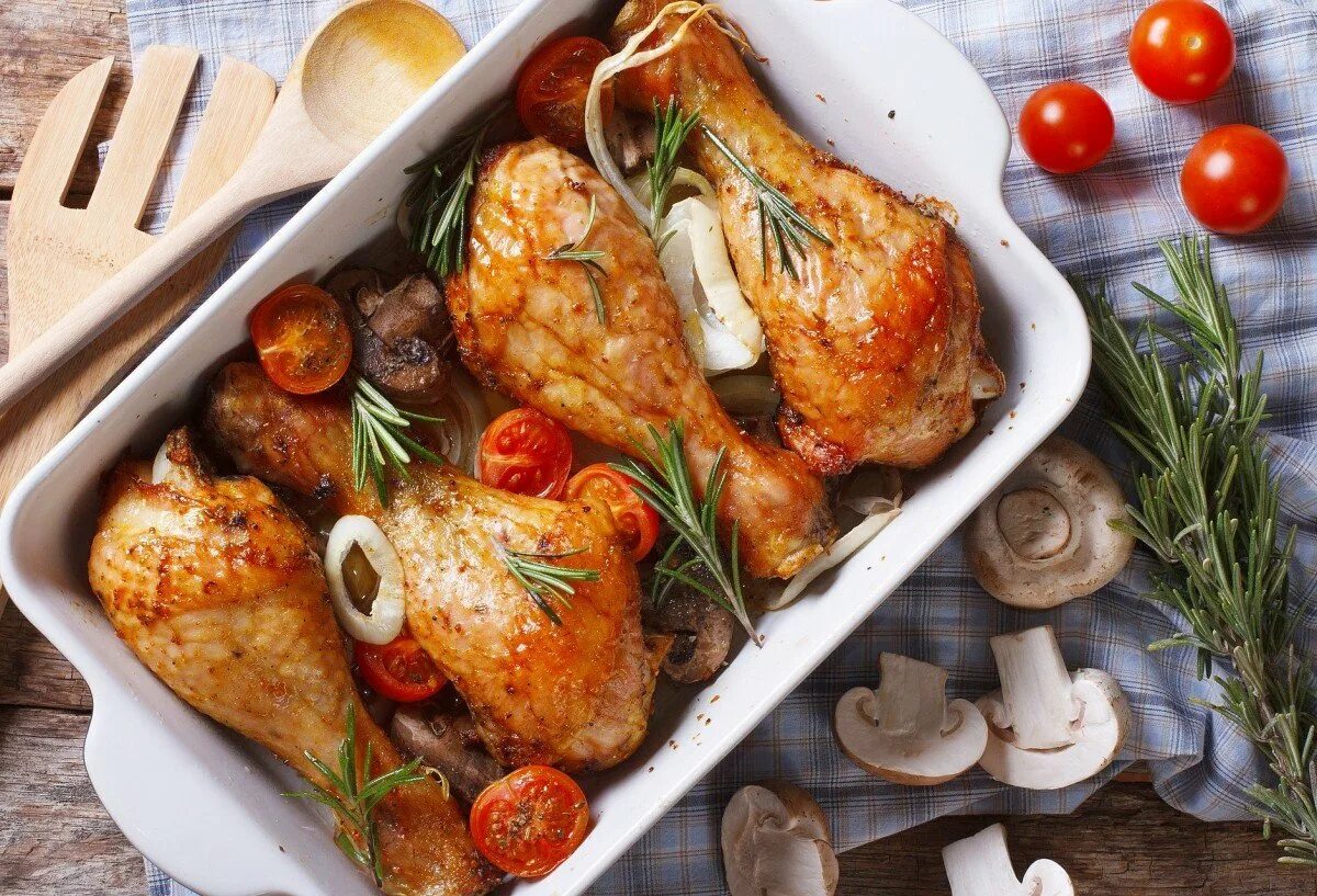 Блюда из мяса куры. Красивые блюда из курицы. Курица приготовленная. Куриные ножки с гарниром. Курица запеченная с грибами.