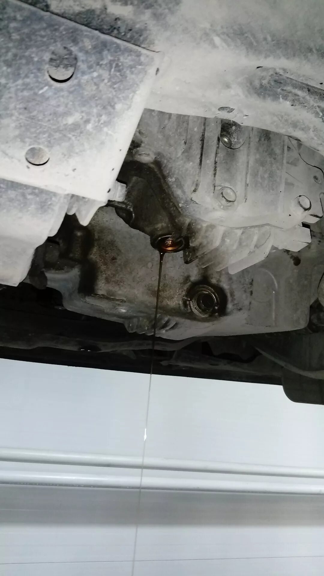 Сливная в раздатке mazda mpv 2002 год. Мазда cx-7 раздатка заливная пробка. Замена масла в редукторе мазда. Замена масла в раздатке мазда сх5 и редукторе. Замена масла в редукторе мазда сх 7.