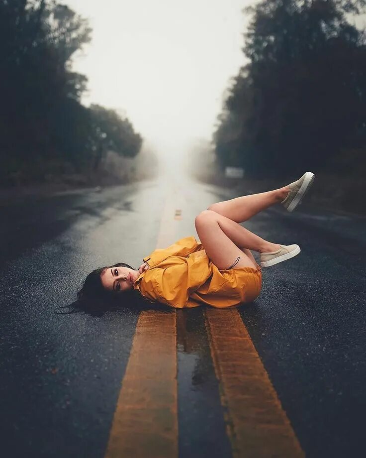 Она лежала на асфальте. Девушка на дороге. Лежачая женщина. Девушка на дороге. Девушка сидит на асфальте.