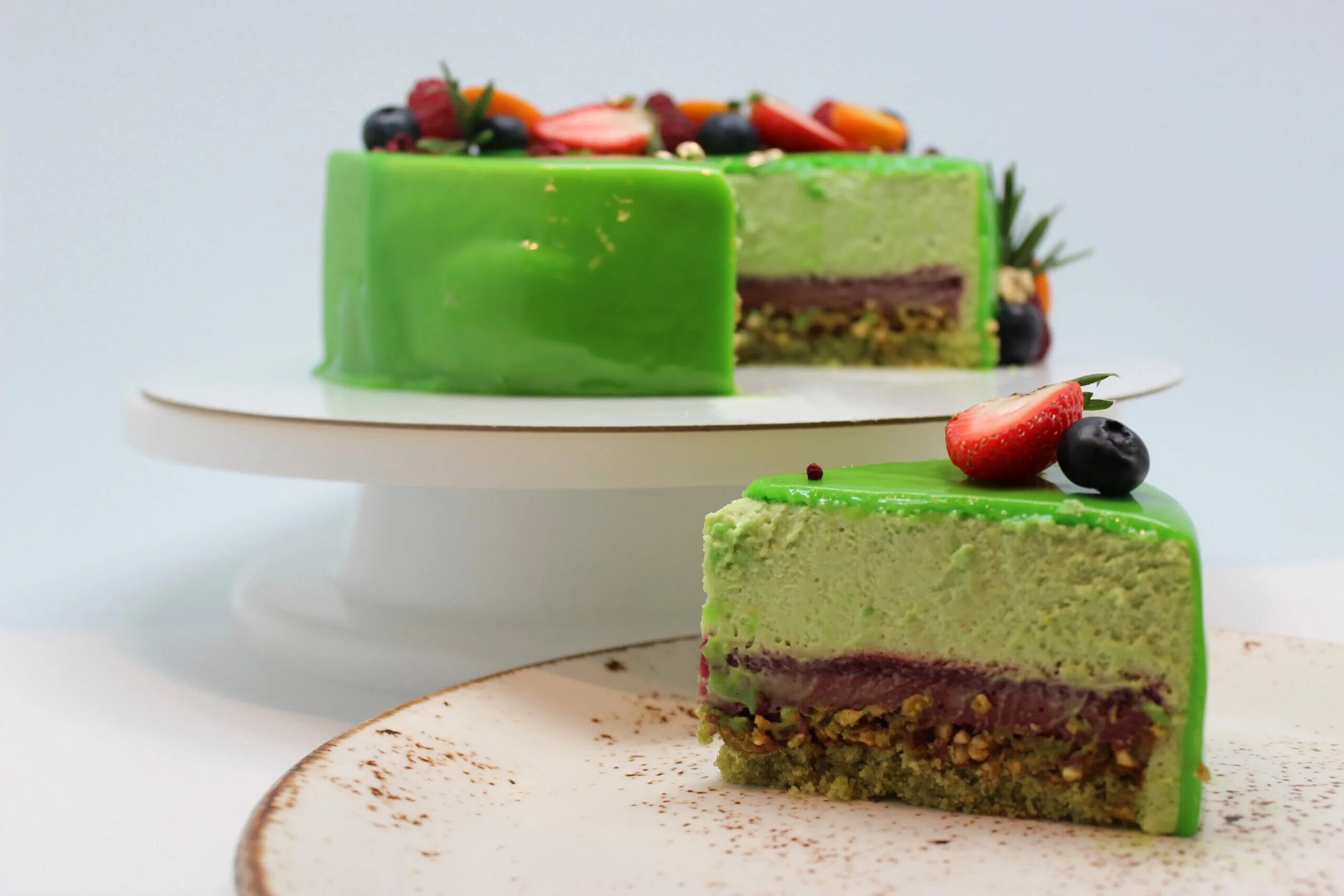 фисташковый медовик. фисташковый креппер. торт малика фисташковый. украсить фисташковый торт. украсить торт фисташками.