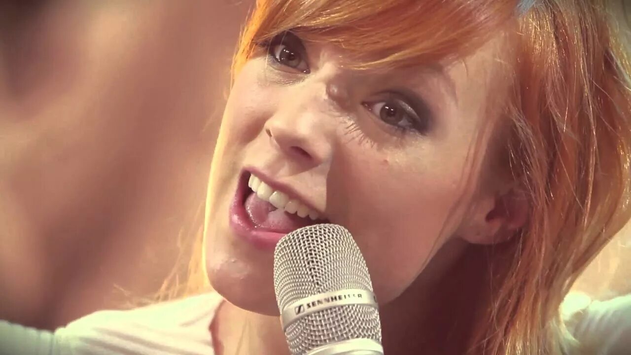 Самая счастливая песня слова. Счастливая песня. Счастливая песня. Выглянуло солнышко слова. Счастливая девушка.