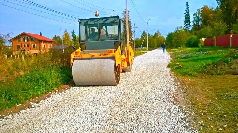 Село щебень. Расклинцовка щебеночного основания. Дорога гравий. Отсыпка дороги щебнем. Отсыпка дороги гравием.