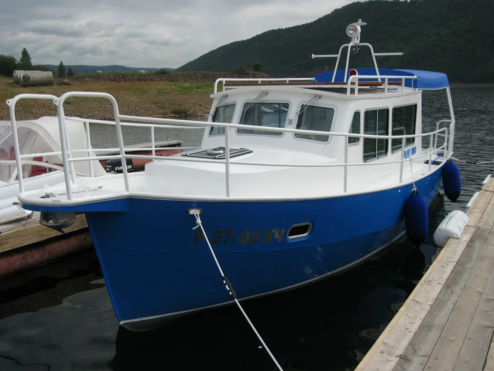 Wyatboat 430m. Iron boat 740 стальной катер с рубкой. Катер морской дротик. Алюминиевая лодка нерегистрат под мотор до 20. Лодка с рубкой.