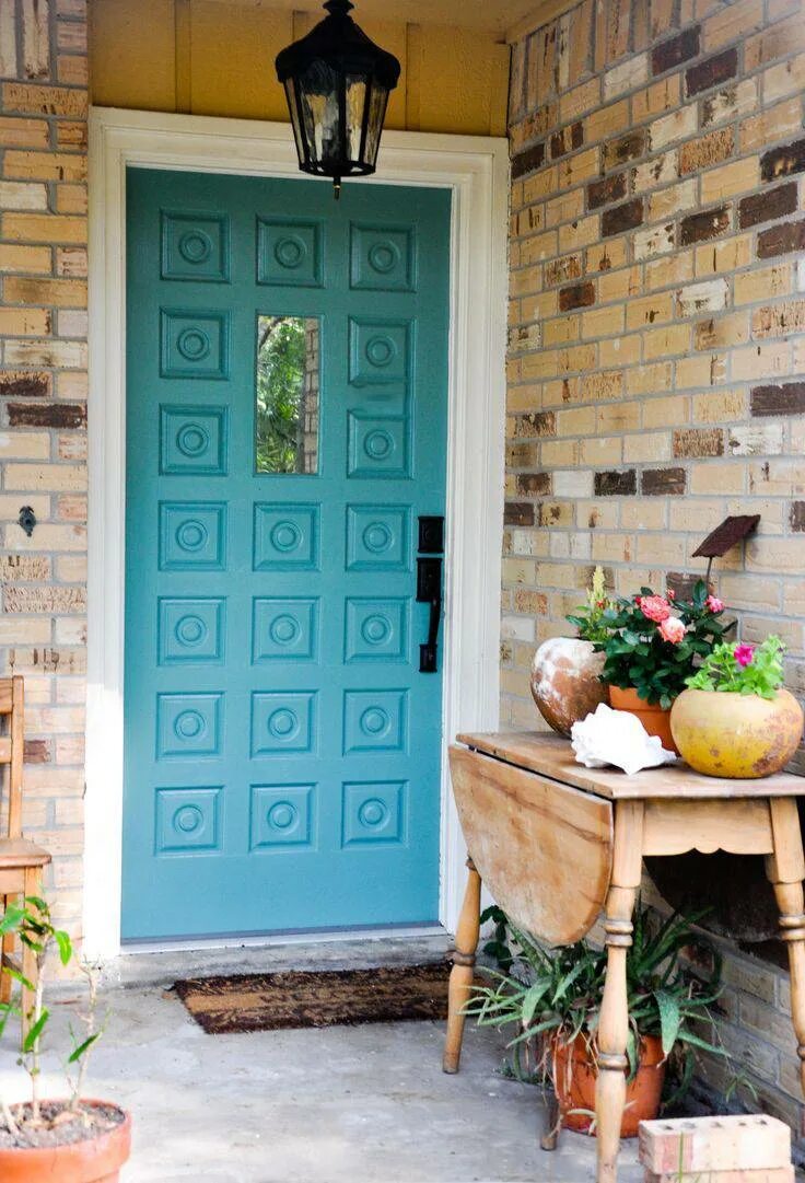 Какую дверь можно покрасить. Покрасить деревянную дверь. Крашеные двери деревянные. Входные двери в интерьере. Цветные двери в интерьере.