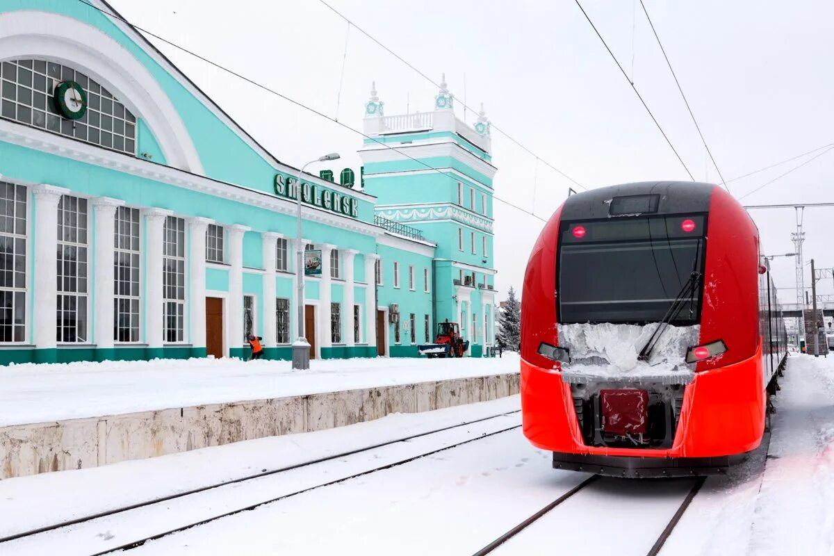 Ржд смоленск телефон. Ласточка Москва Смоленск. Поезд Ласточка Смоленск. Поезд Ласточка Москва Смоленск. ЖД вокзал Смоленск Ласточка.