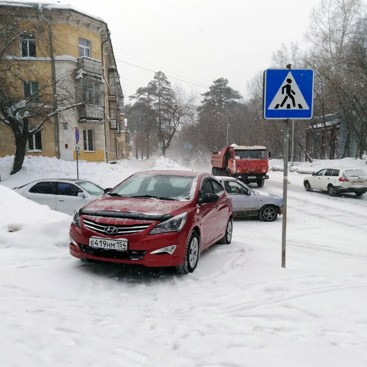 Один чудак в порше. Один чудак в порше. Один чудак в порше. Один чудак в порше. Запарковался на 2 места.