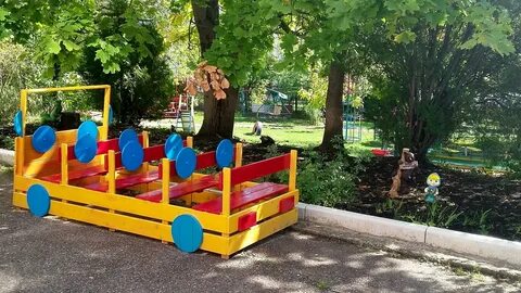 Машина на участке детского сада
