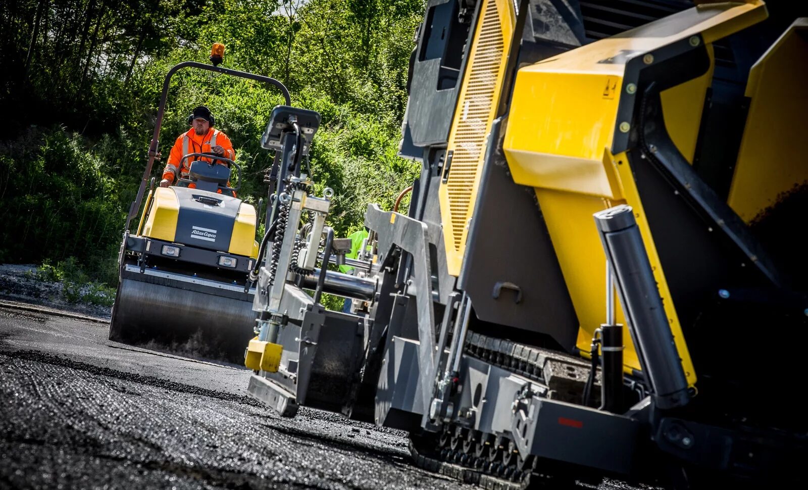 Дорожно строительное производство. Укладчик асфальтобетона s750. Асфальтоукладчик s-750. Асфальтоукладчик Bomag 2020. Машинист укладчика асфальтобетона.