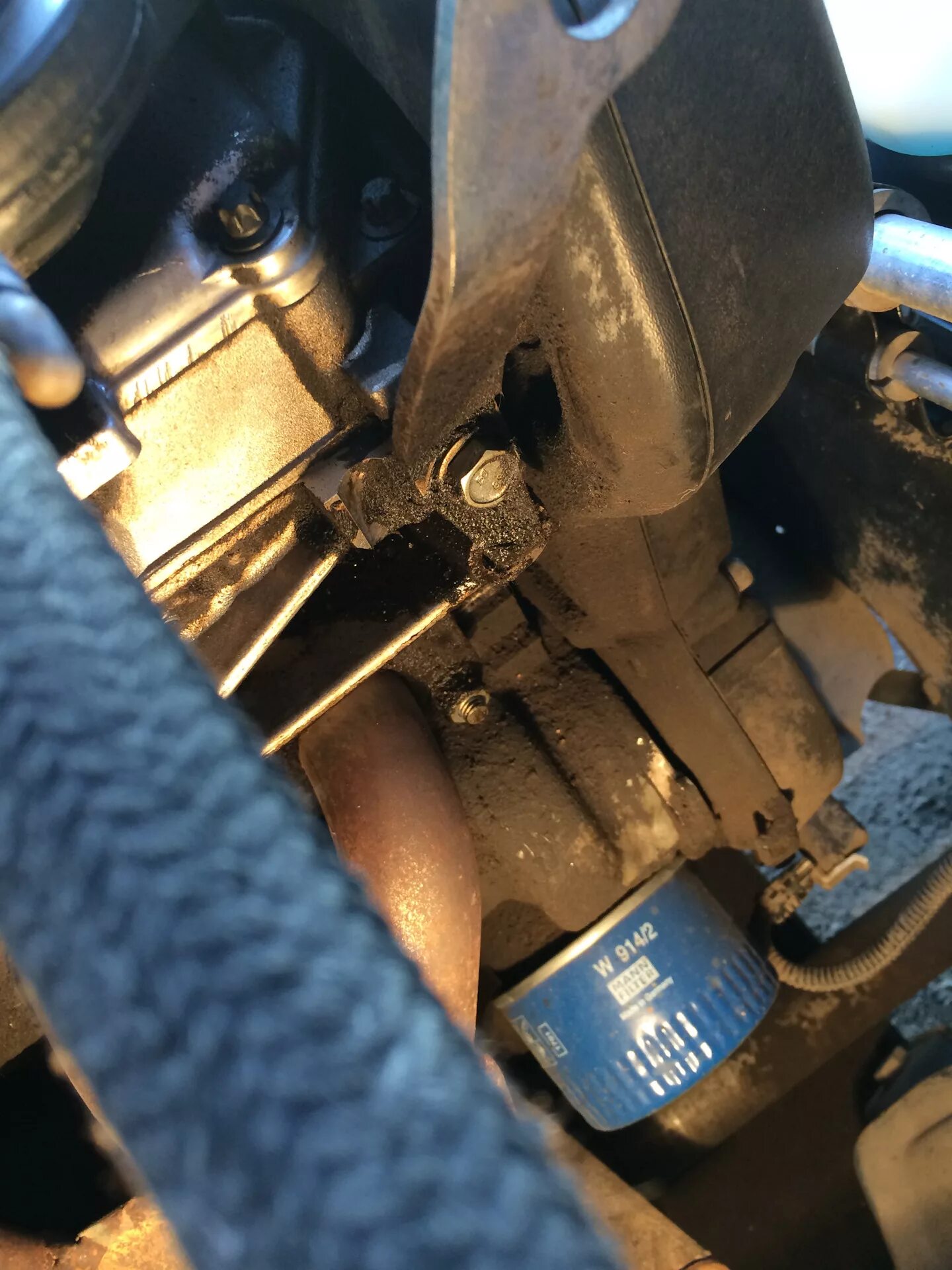 Подтеки масла. Течь масла из коробки передач сх4 2011. Калина масло под двигателем. Гранта течь масла. Гранта 8 клапанная течет масло.