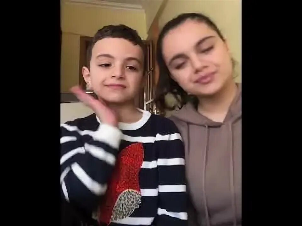 Младший брат петь. Брат и сестра поют. Брат и сестра армяне поют. Армянские брат с сестрой поют.
