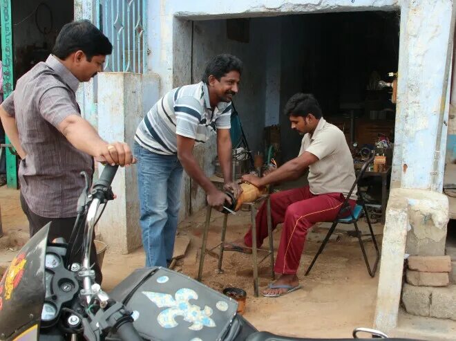 ремонт индусы. индусы ремонтируют машины. промышленность индии машиностроение. ремонт индусы. ремонт индусы.