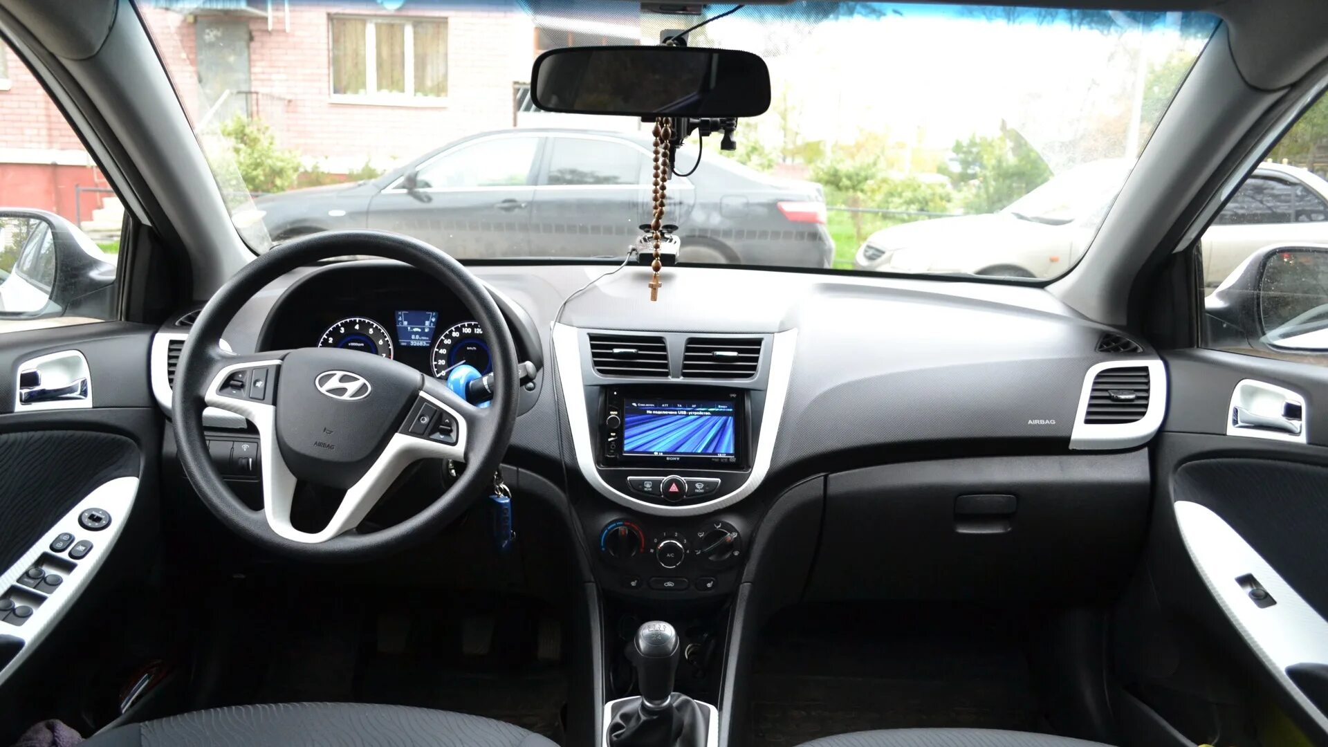 Хендай изнутри. Hyundai solaris 1 салон. хендай солярис 2011 салон. hyundai solaris 2011 салон. hyundai solaris 2012 хэтчбек салон.