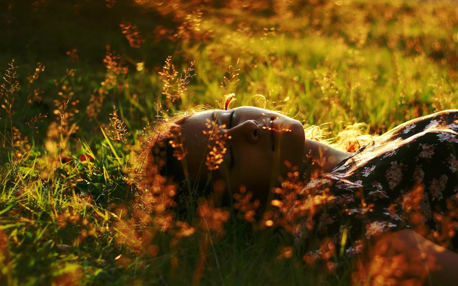 Is sleeping in the garden. Девушка лежит на траве. Фотосессия на траве. Девушка лежит в лесу. Девушка лежит в поле.