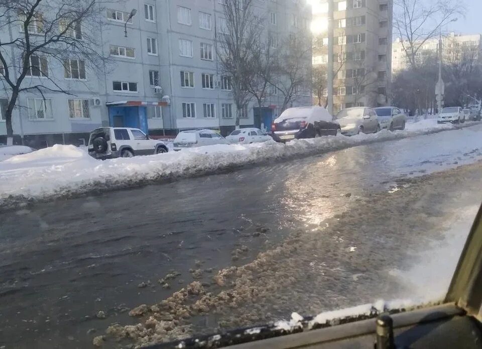 Прорыв трубы. Тольятти затопление улиц. Прорвало трубу Комсомольский район. Потоп в Тольятти Комсомольский район.