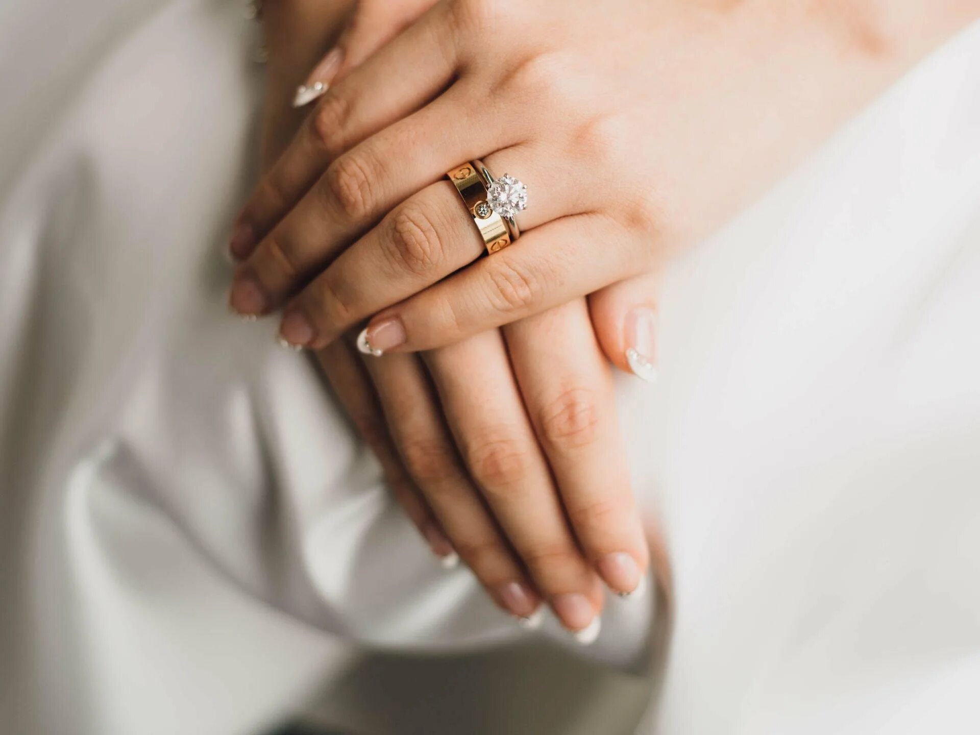 "Обручальное кольцо" Глаголева. Обручальные и помолвочные кольца. Обручальные кольца на руках. Кольцо на руке.