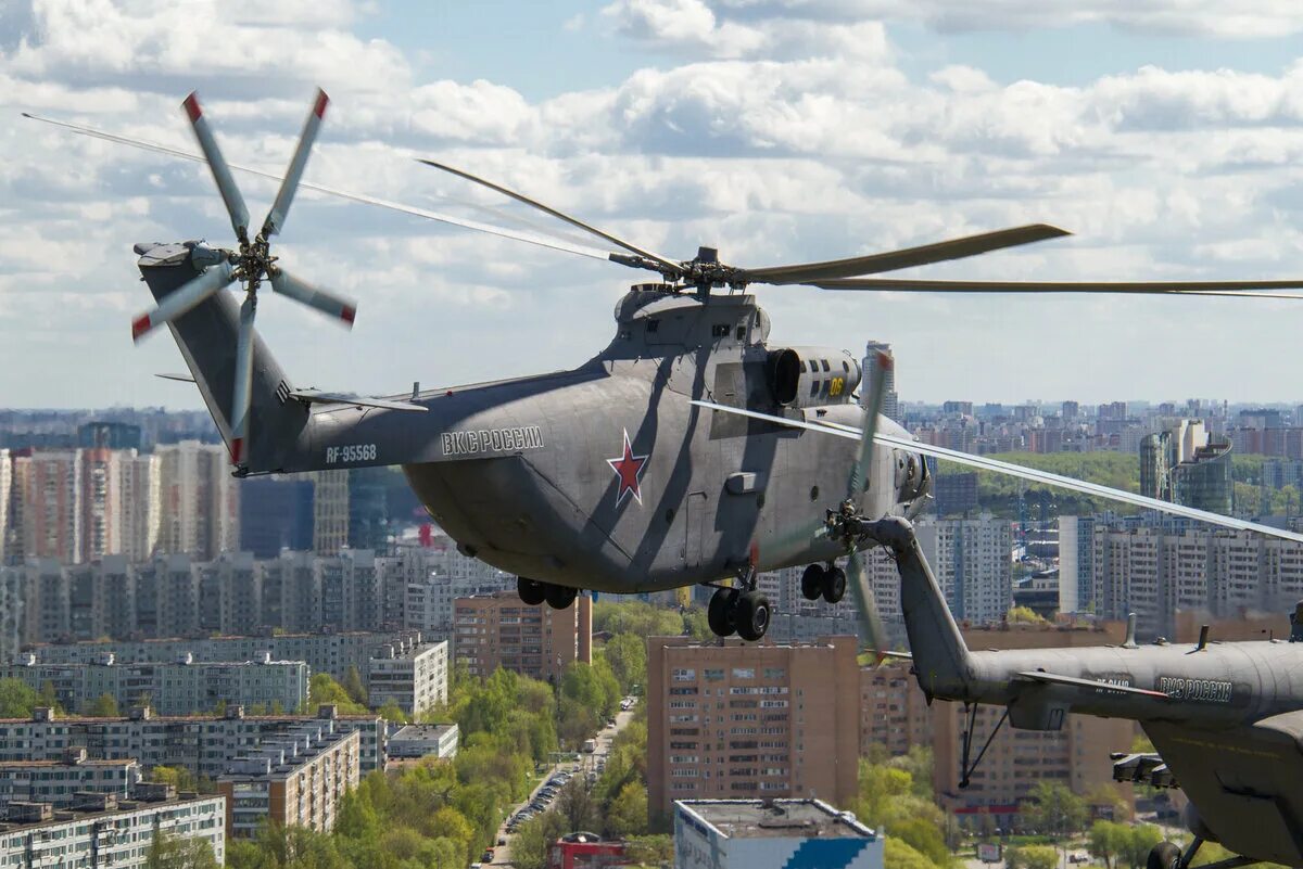 Военные вертолеты над Москвой. Бесшумный вертолет. Военные вертолеты в Белгороде. Военный вертолет над Белгородом.