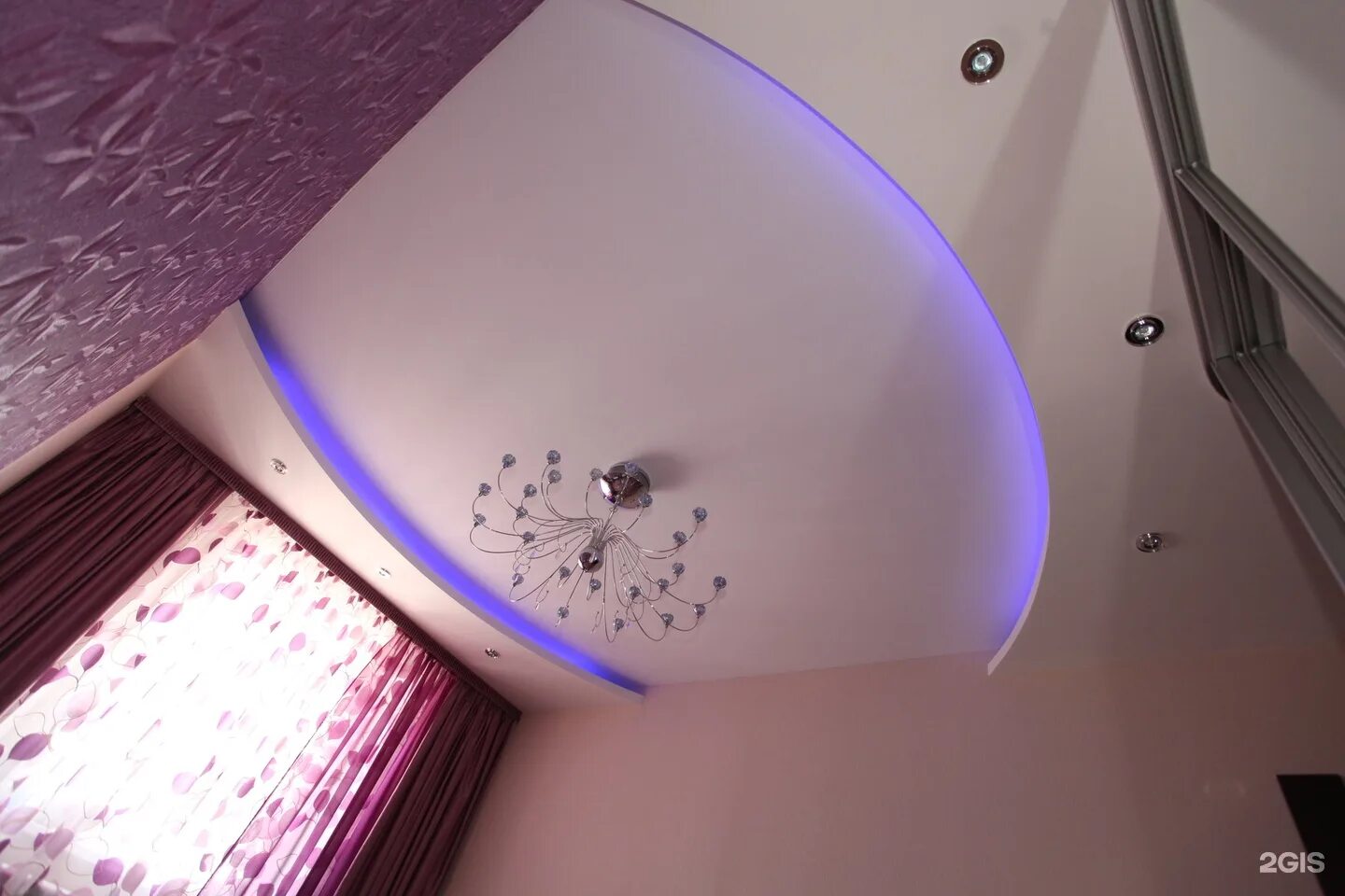 установщик натяжных потолков. установка натяжных потолков тверь. натяжные потолки. натяжные потолки сборка. установка натяжных потолков тверь.